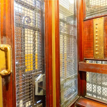 Elegance And Style Near St Peter's *