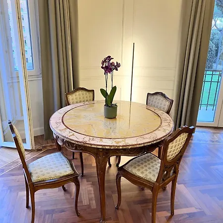 Apartment Elegance And Style In The Heart Of Rome